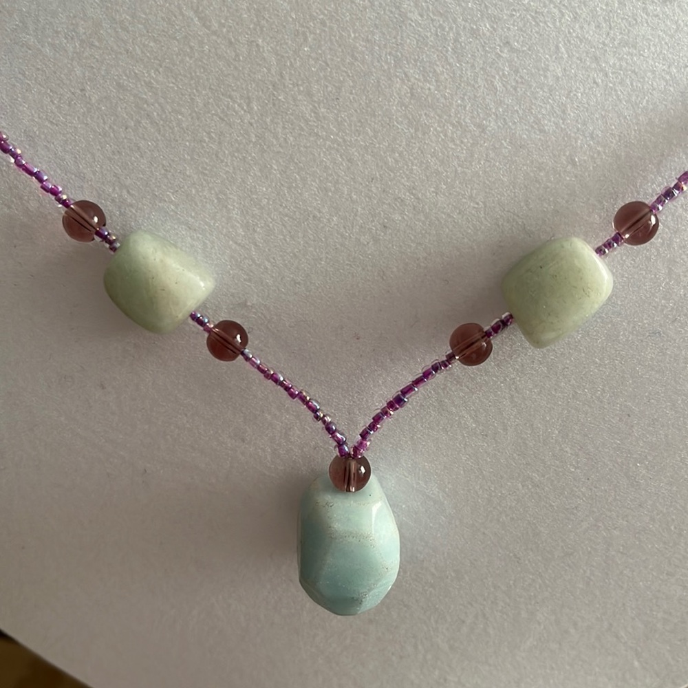 NWOT green stones with lavender seed beads